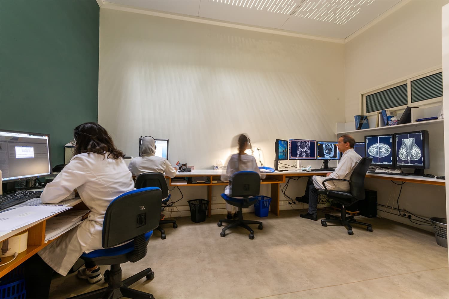 Radiologues du Centre Anfa Radiologie à la lecture des examens, Casablanca